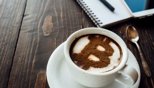 Cappuccino mit Bitcoin-Zeichen