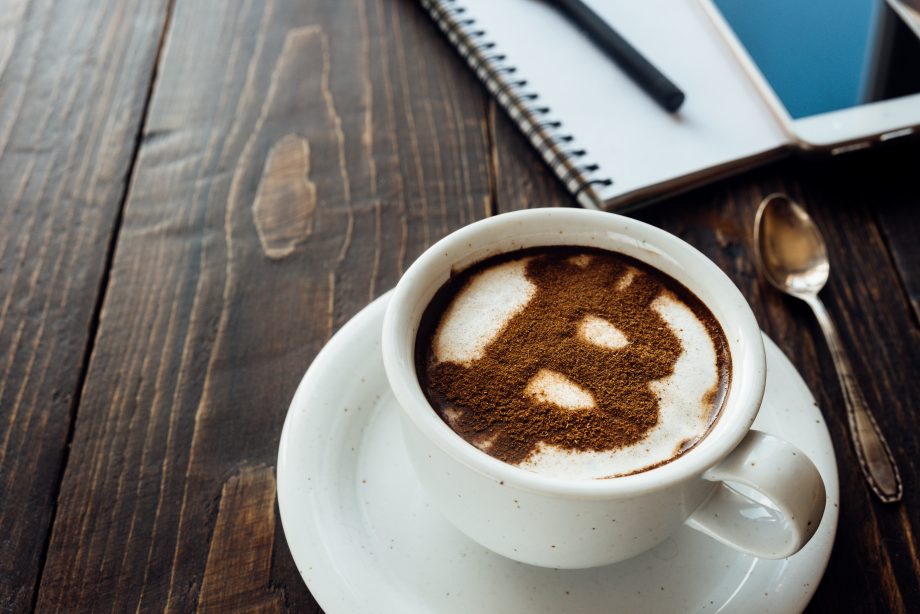 Cappuccino mit Bitcoin-Zeichen