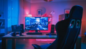 Gaming Setup in bunten Raum.