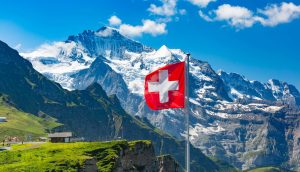 Schweizer Flagge vor Bergen