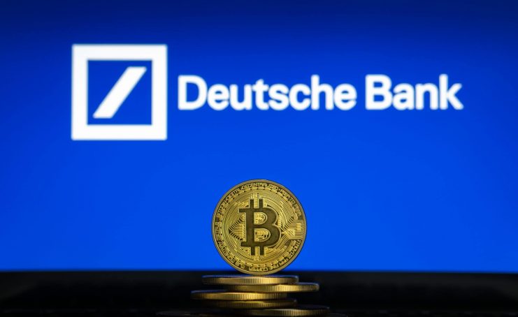 Bitcoin-Münze vor Deutsche Bank Logo