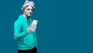 Eine Statue, die einen Hoddie trägt, ein smartphone hält und ganz eindeutig auf den Short Squeeze bei Bitcoin wartet