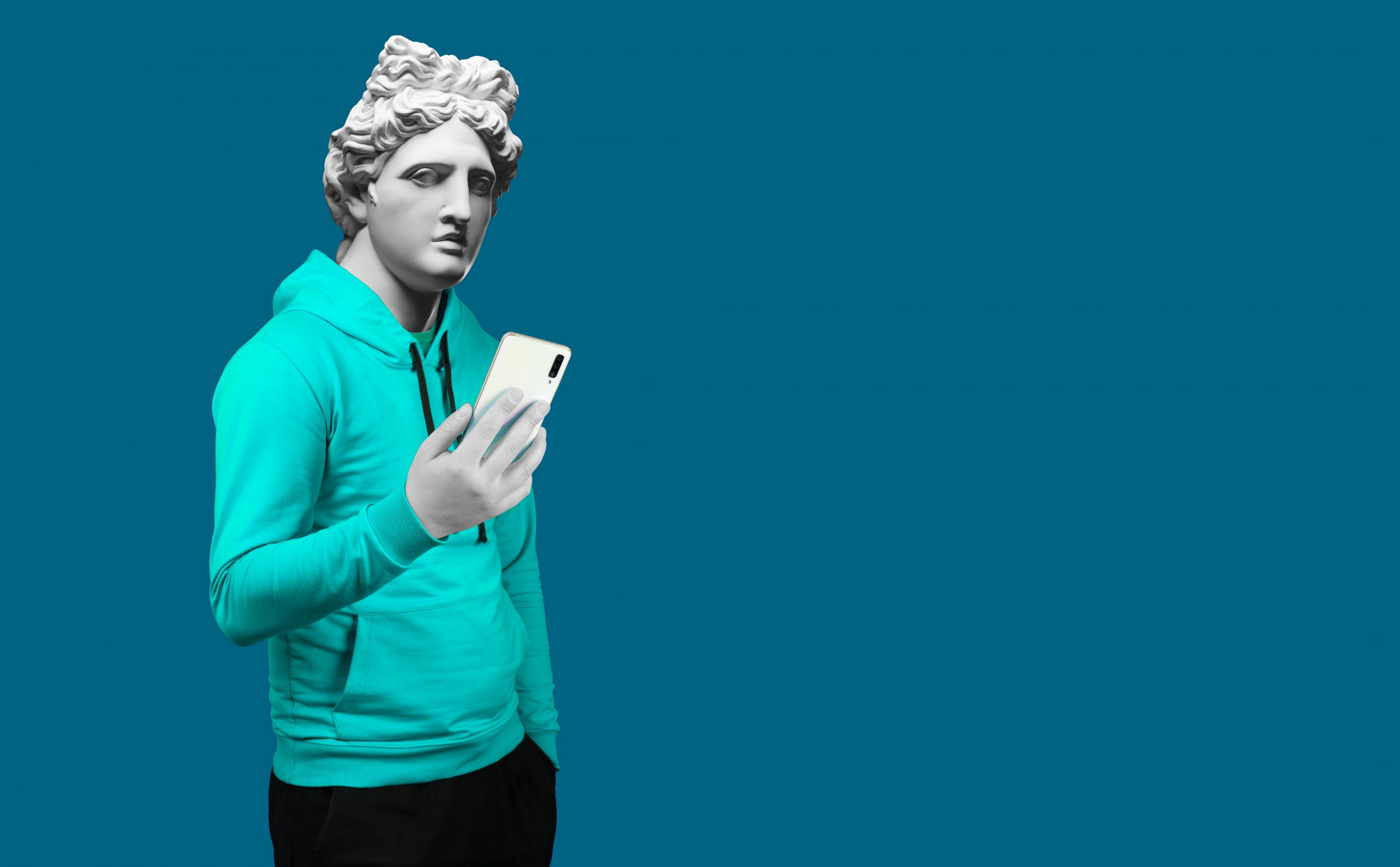 Eine Statue, die einen Hoddie trägt, ein smartphone hält und ganz eindeutig auf den Short Squeeze bei Bitcoin wartet