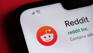 Reddit-Logo auf Smartphone-Bildschirm