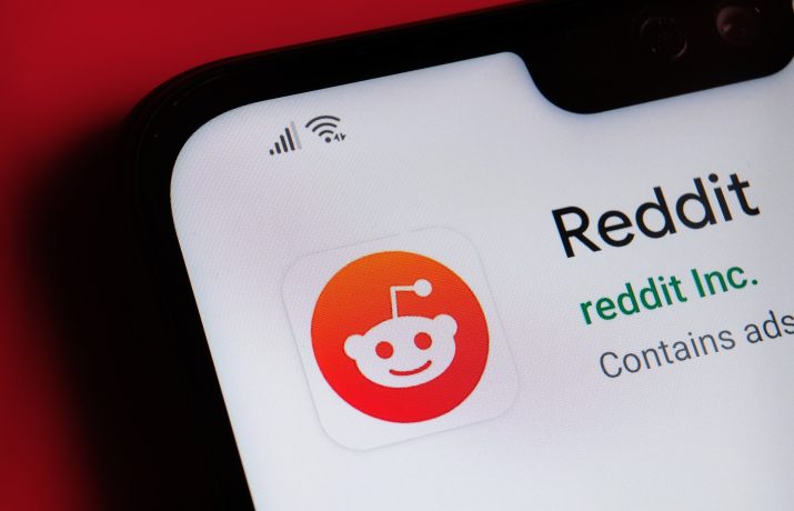 Reddit-Logo auf Smartphone-Bildschirm