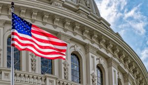 USA-Flagge weht vor dem weißen Haus