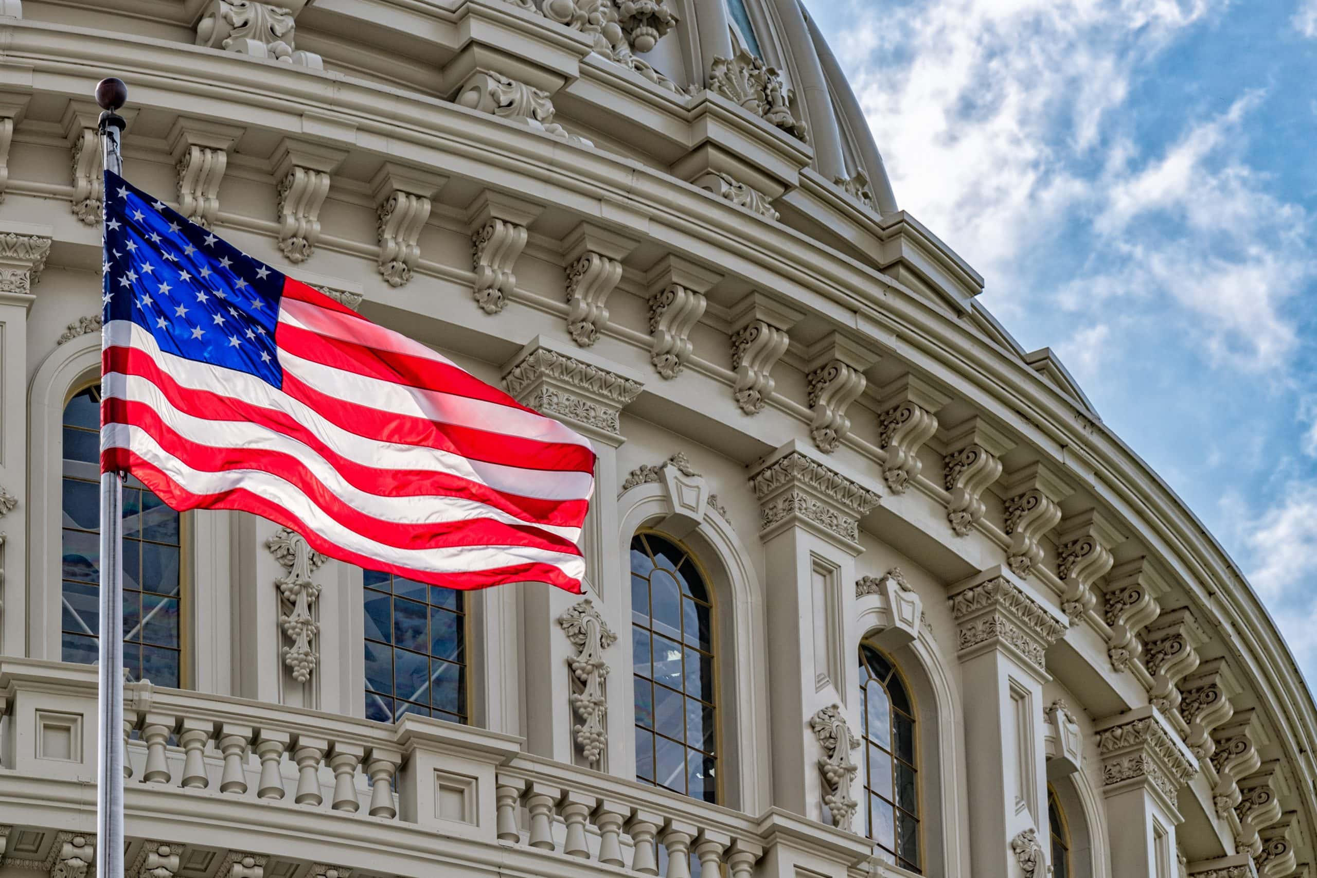 USA-Flagge weht vor dem weißen Haus