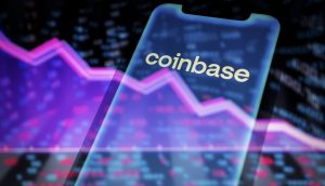 Coinbase auf einem Smartphone. Im Hintergrund ein fallender Kurs.