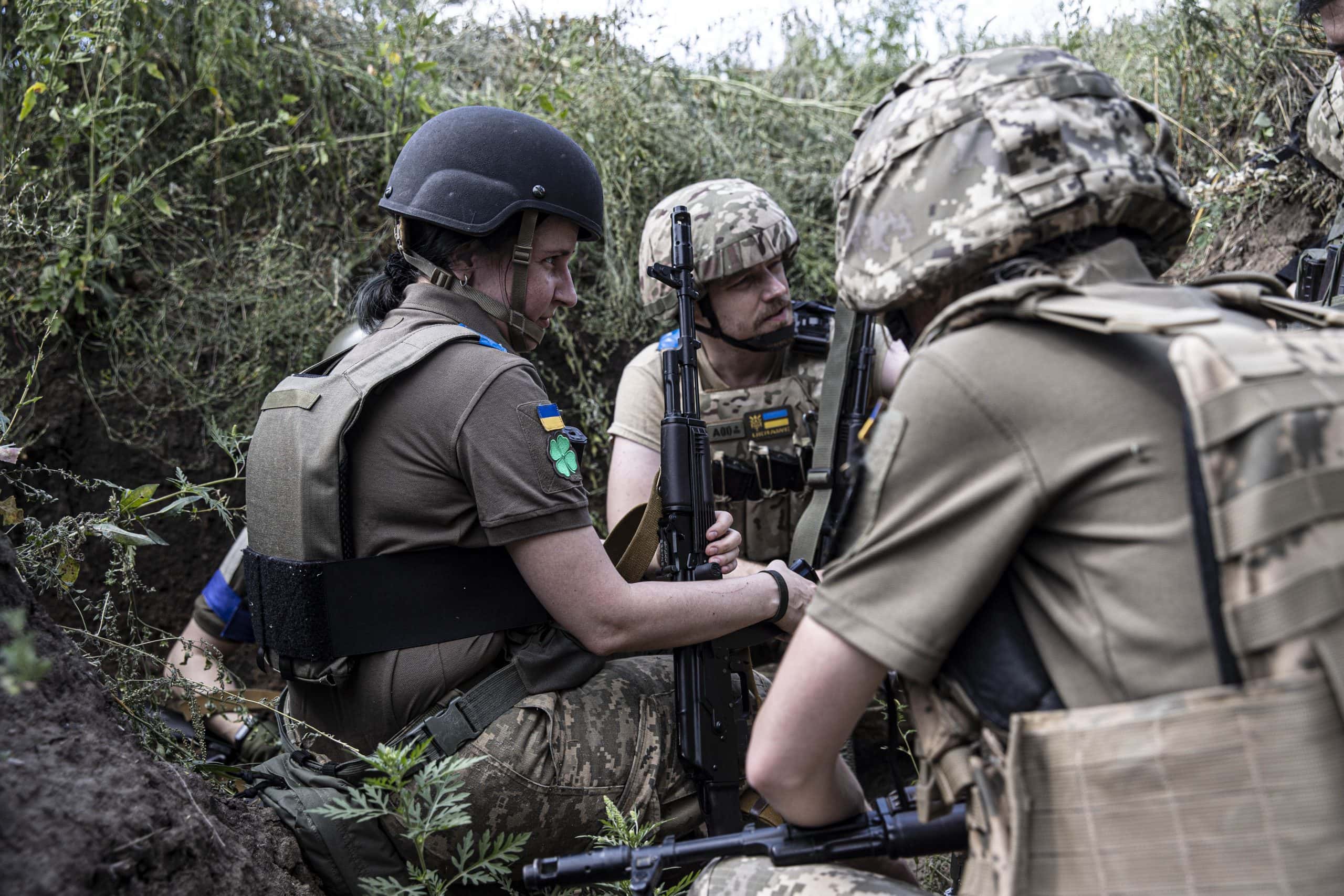 Ukrainische Soldaten im Schützengraben.