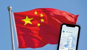 Die Flagge Chinas, davor der E-Yuan auf einem Handy.