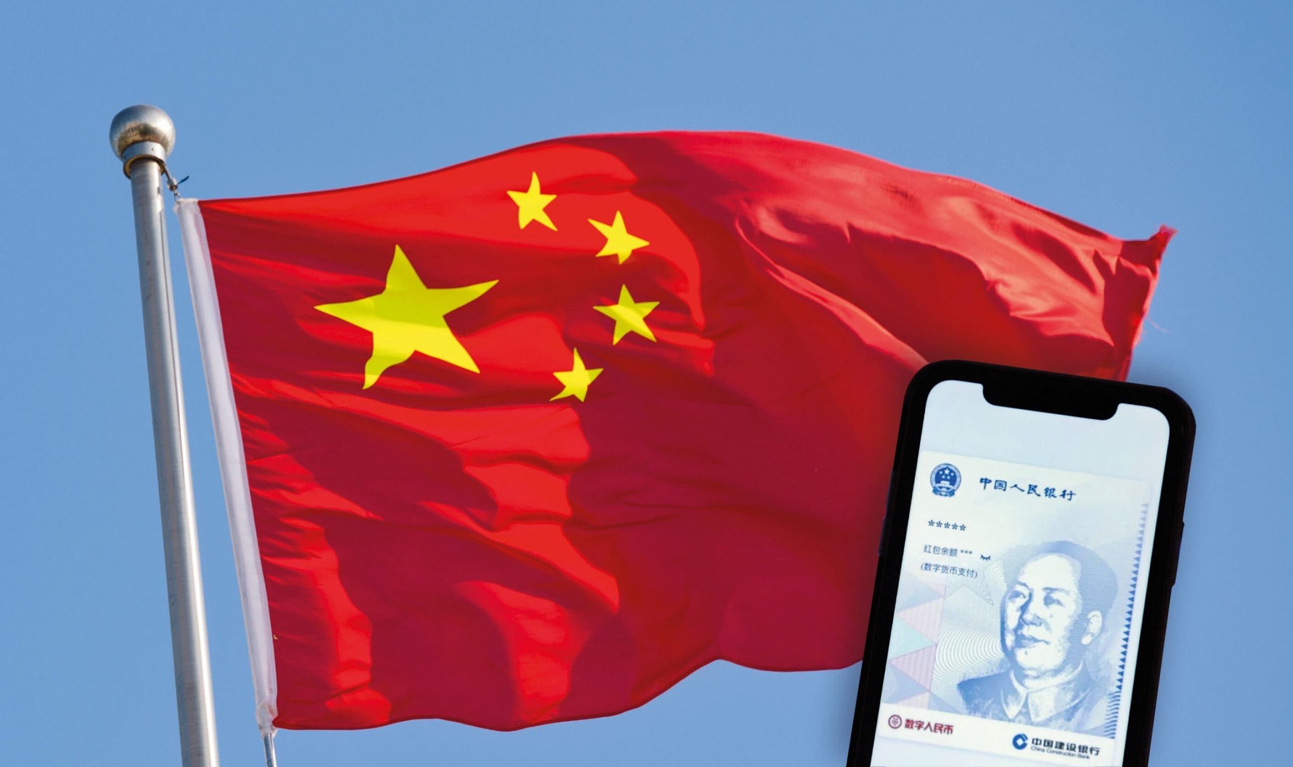 Die Flagge Chinas, davor der E-Yuan auf einem Handy.