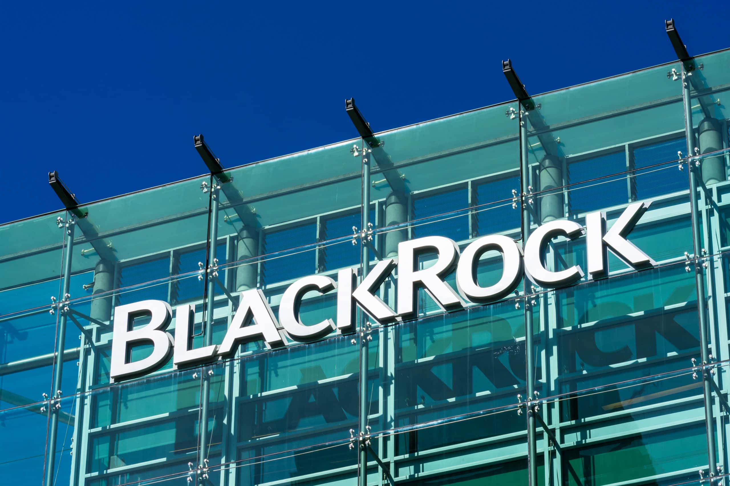 BlackRock steht auf einer Glasfassade Bitcoin Krypto