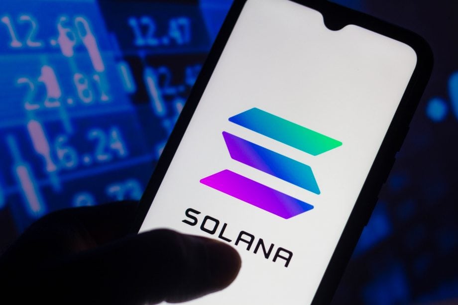 Solana-Logo auf Smartphone vor Kursanzeige als Symbolbild für den Drift-Hack im Solana-DeFi-Ökosystem