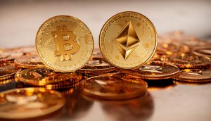 Bitcoin- und Ethereum-Münze gold