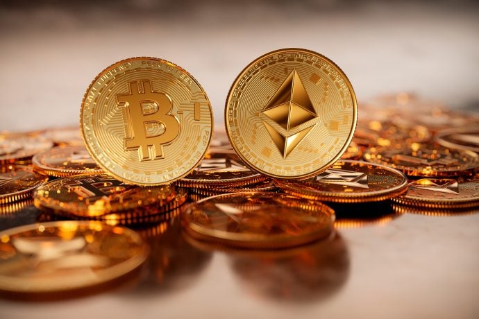 Bitcoin- und Ethereum-Münze gold