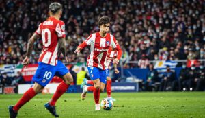 Fußballspieler dribbeln Gegner aus