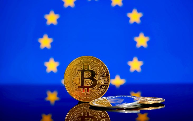 Bitcoin-Münze vor EU-Flagge