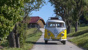 Oldtimer VW T1, Bulli, Baujahr 1967, auf der Straße, Österreich, Europa