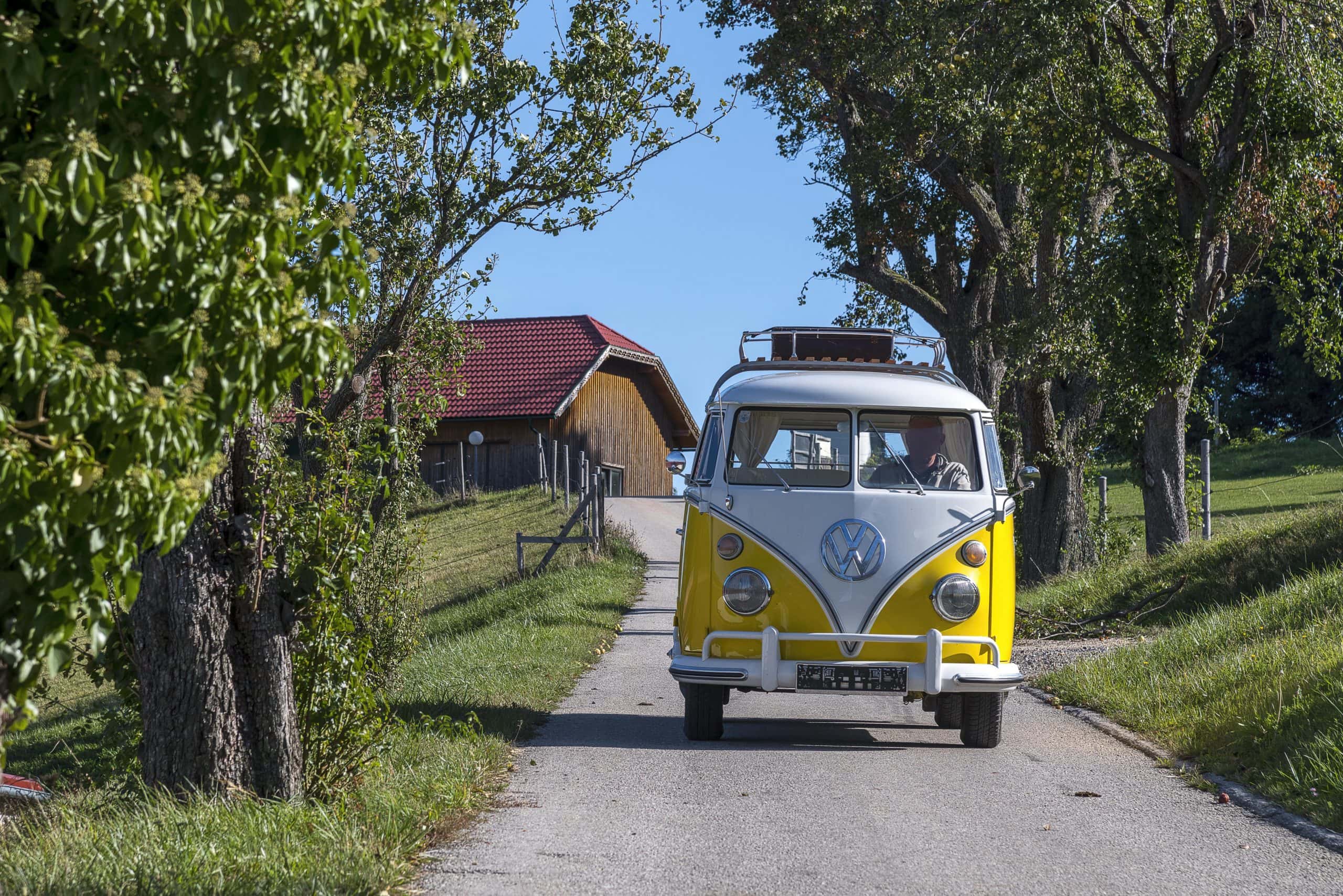 Oldtimer VW T1, Bulli, Baujahr 1967, auf der Straße, Österreich, Europa