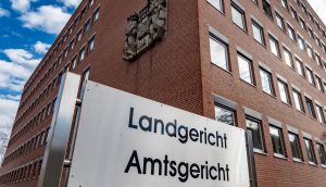 "Landgericht, Amtsgericht" steht auf einem Schild vor dem Gerichtsgebäude.