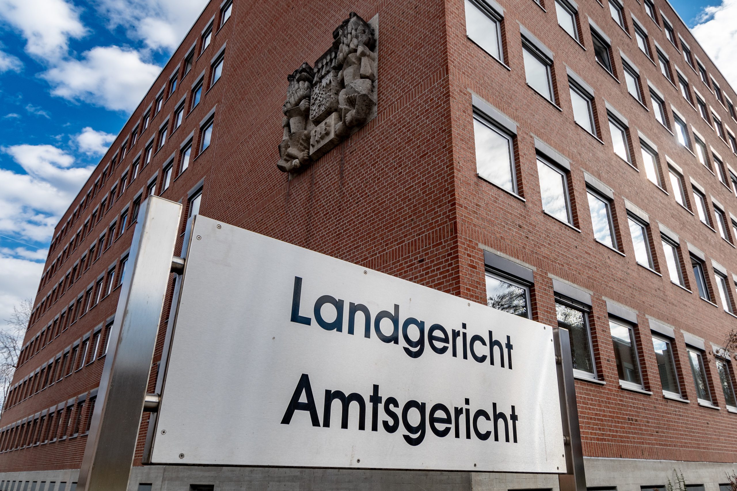 "Landgericht, Amtsgericht" steht auf einem Schild vor dem Gerichtsgebäude.