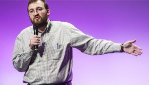 Cardano-Gründer Charles Hoskinson hält eine Rede
