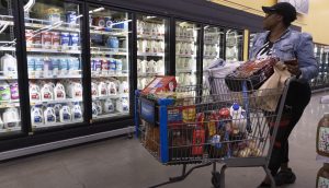 Frau kauft in Walmart ein