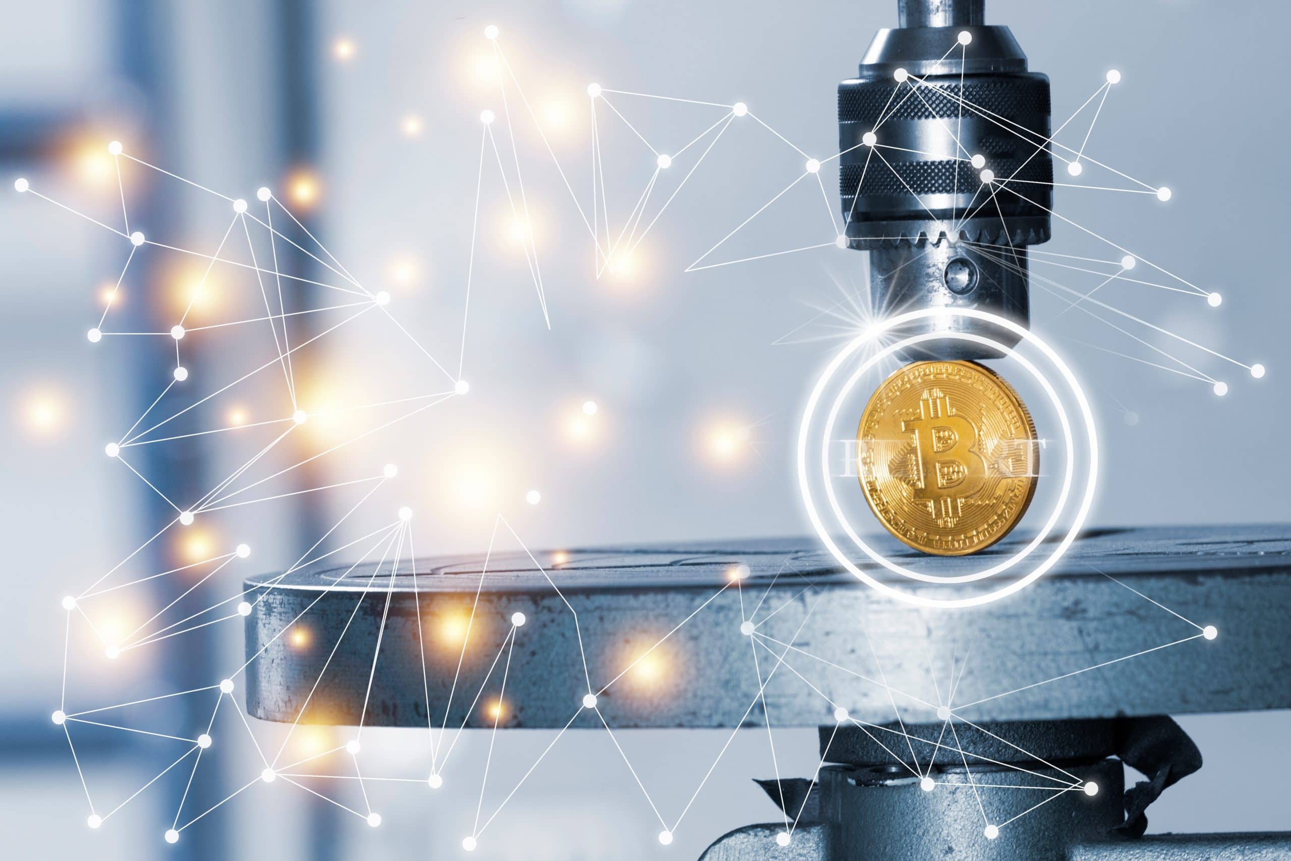 Ein goldener Bitcoin unter einer Metallpresse mit digitaler Netzwerkgrafik-Overlay, der die dynamische Entwicklung von Bitcoin und der Technologie hervorhebt.