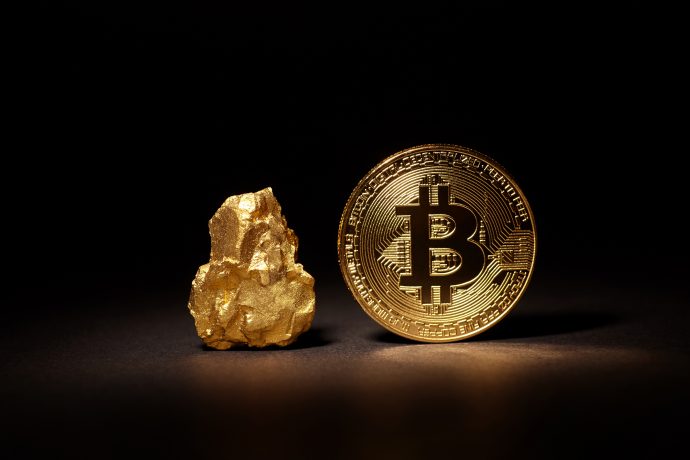 Gold Nugget und Bitcoin-Münze