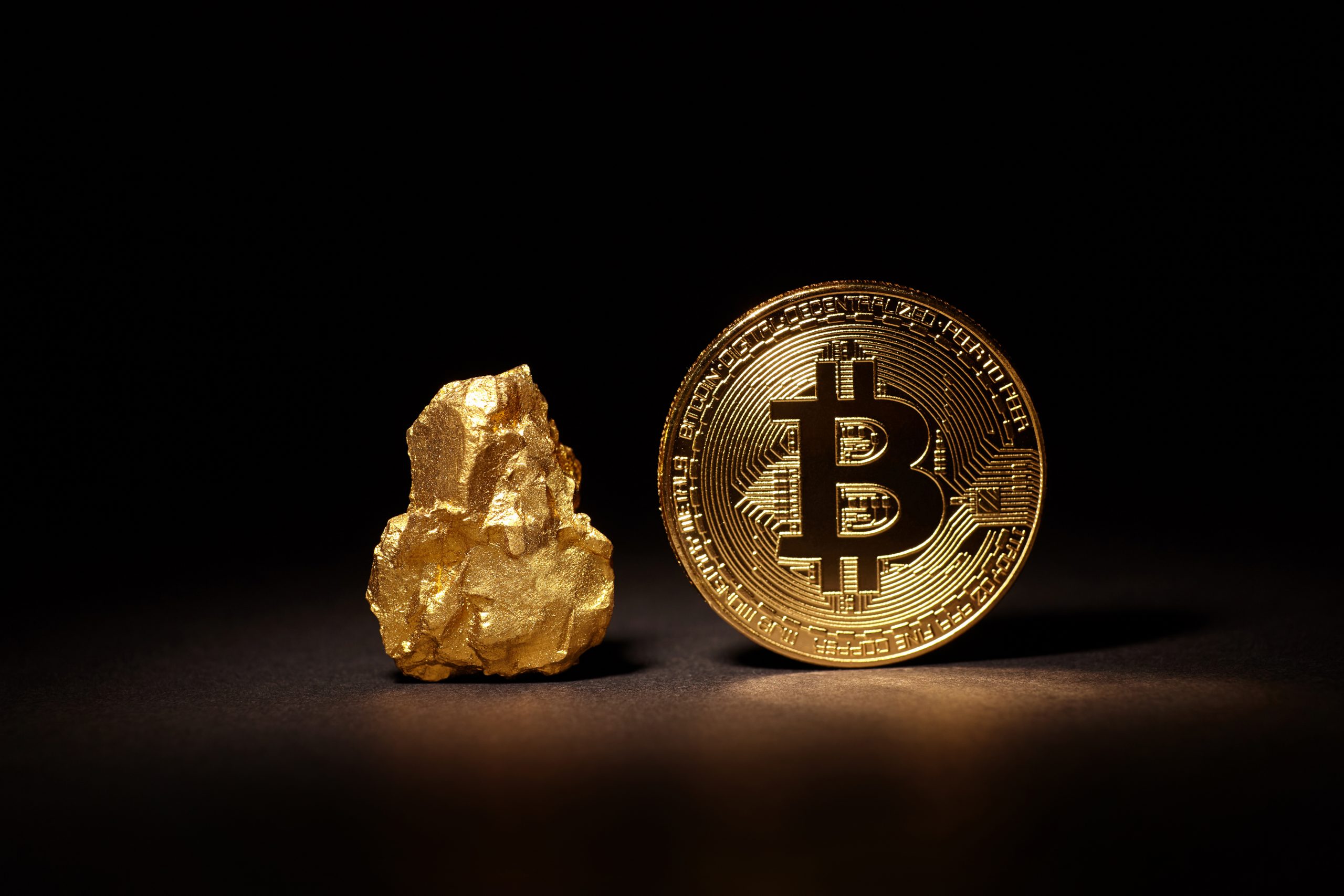 Gold Nugget und Bitcoin-Münze