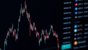Ein Kerzenchart der Kryptowährung Bitcoin ist auf einer Handelsplattform auf einem Laptop geöffnet.