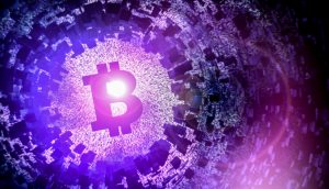 Bitcoin Prognose Symbolbild BTC Logo durch ein fernrohr im universum