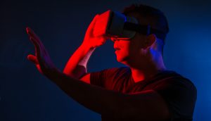 Mann mit VR-Brille im Metaverse