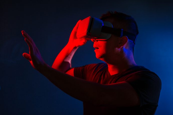 Mann mit VR-Brille im Metaverse