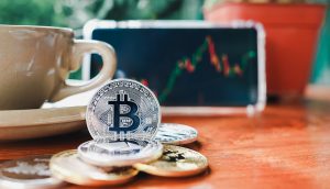 Bitcoin-Münze im Cafe