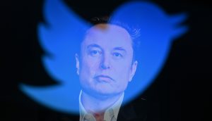 Elon Musk vor Twitter-Logo