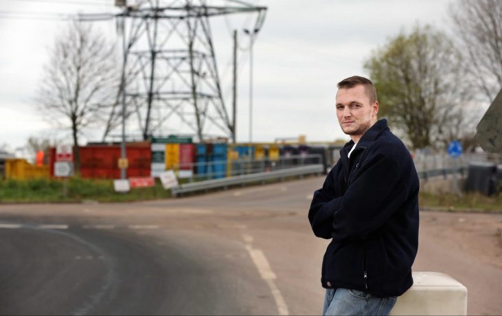 James Howells steht vor einer Mülldeponie
