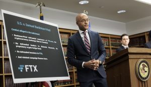 US-Anwalt Damian Williams erklärt Vorwürfe gegen FTX-Gründer SBF.