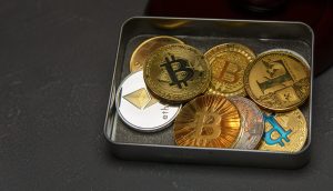 Bitcoin und andere Kryptowährungen in einer Metallbox.