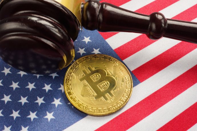 Bitcoin und Richterhammer auf US-Flagge