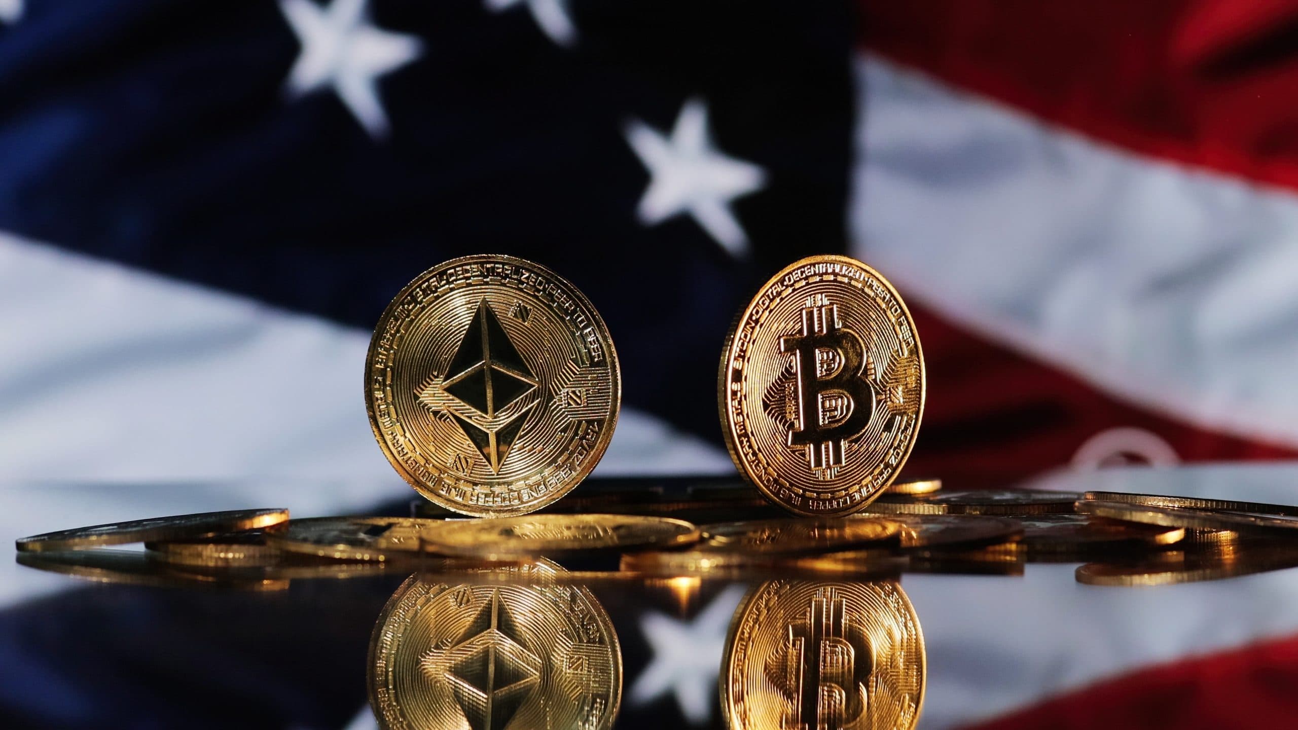 Bitcoin und Ethereum vor der US-Flagge.