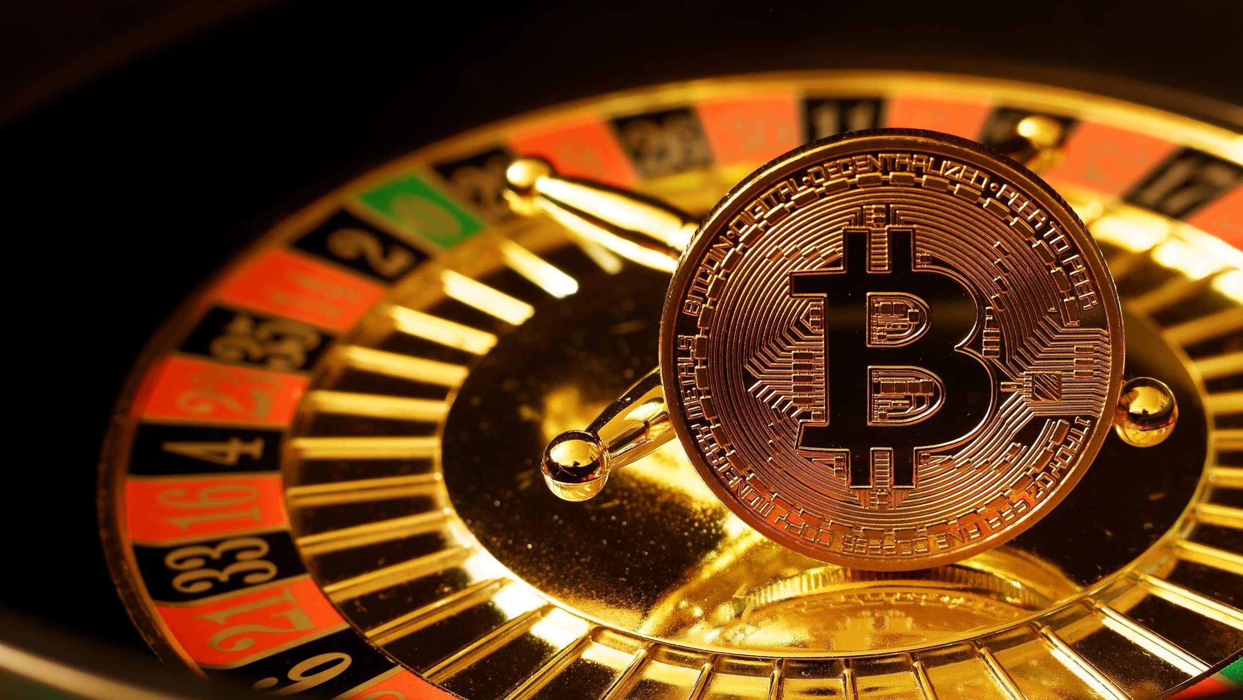 Ein goldener Bitcoin glänzt auf einem Rouletterad und spiegelt perfekt das Wesen von Risiko und Zufall wider, das mit Investitionen in Kryptowährungen einhergeht.
