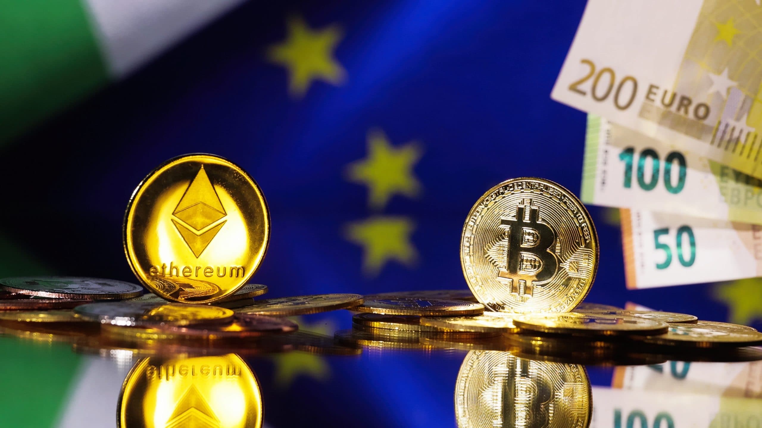 Ethereum, Bitcoin und Euro-Scheine vor EU-Flagge.