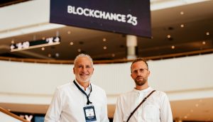 Peter Schiff (links) auf einer Krypto-Konferenz? Dabei gilt er doch als großer Bitcoin-Kritiker