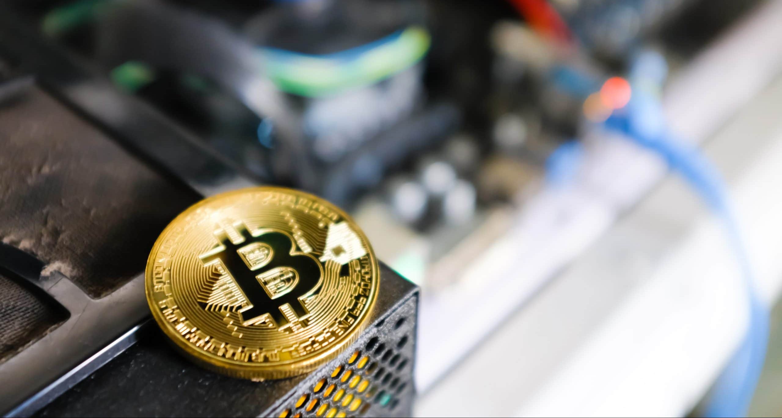 Bitcoin-Münze auf Computer
