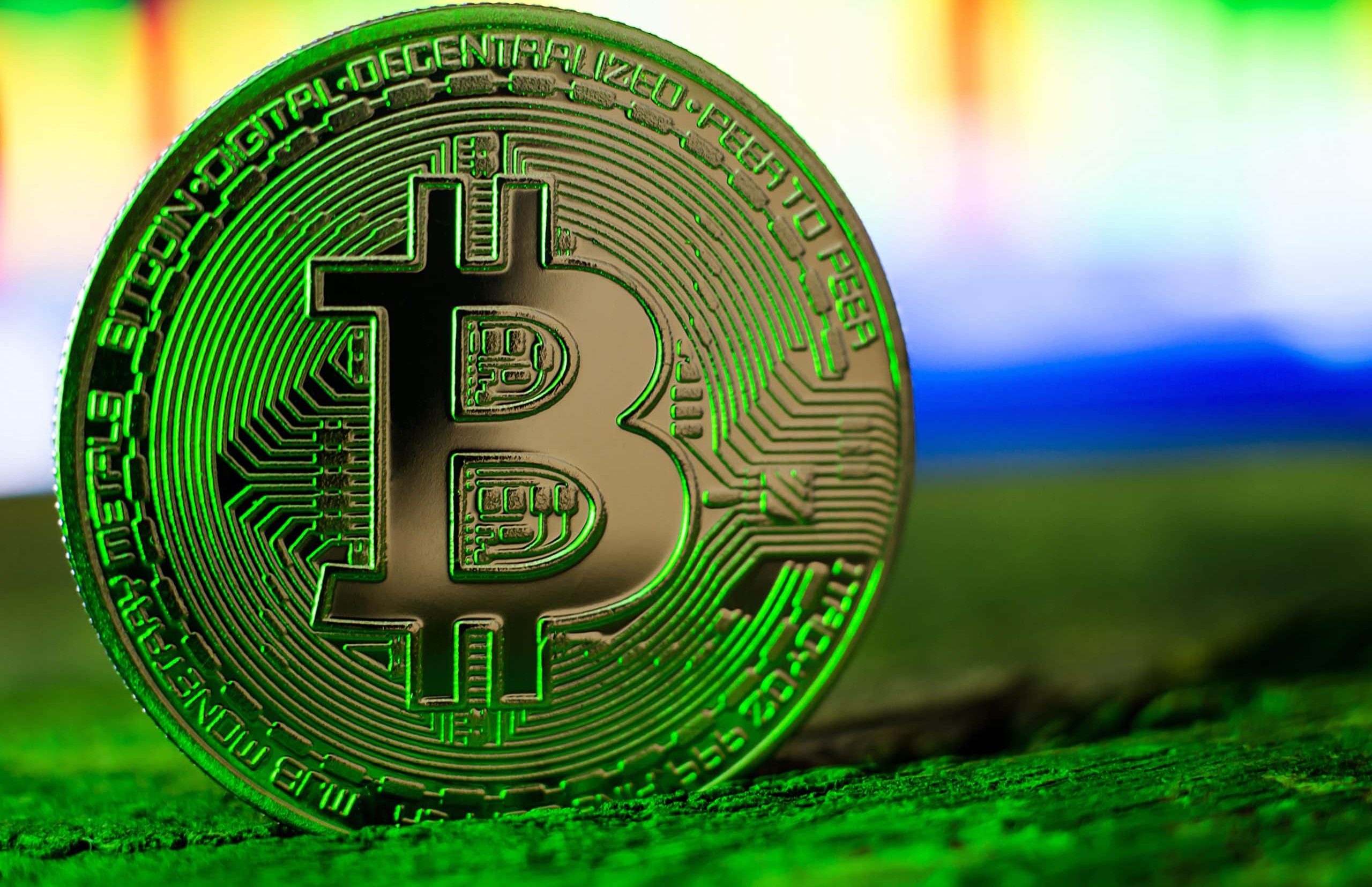 Eine grüne Bitcoin-Münze.