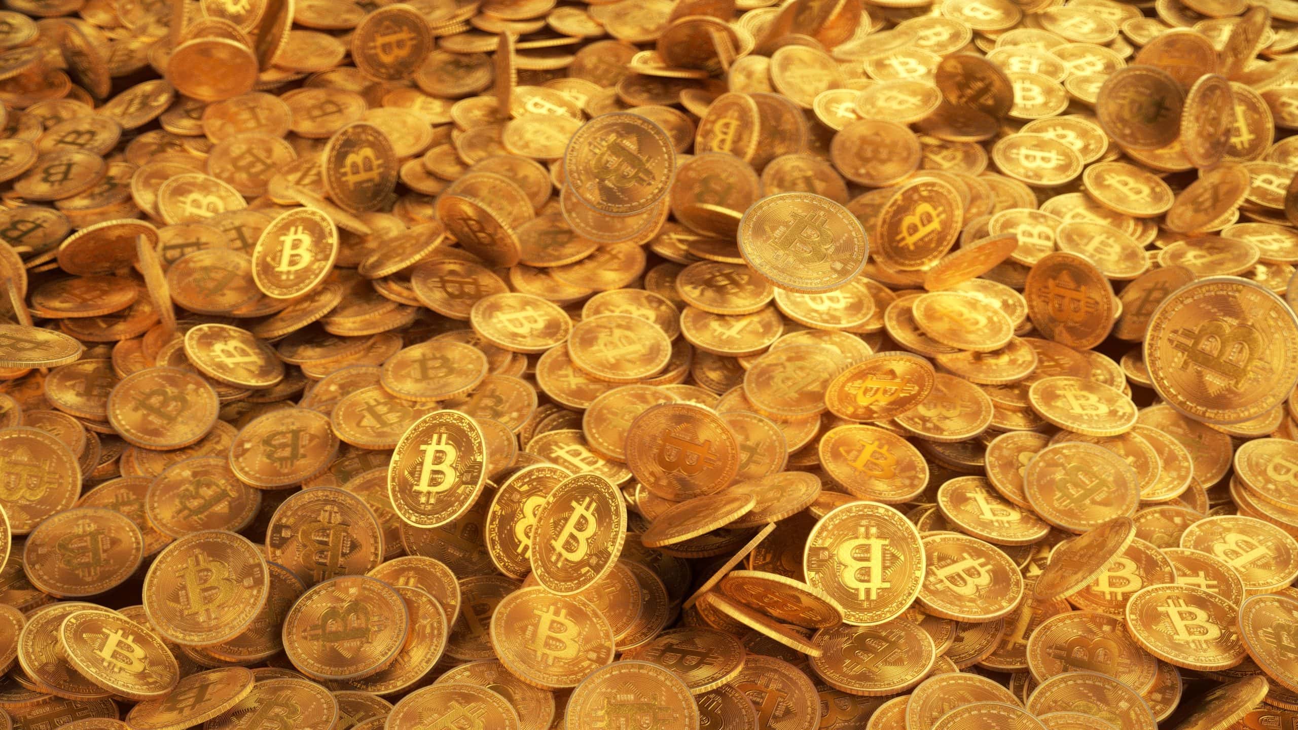 Ein großer Stapel glänzender, goldfarbener Münzen mit dem Bitcoin-Logo symbolisiert den Reichtum und Überfluss der Kryptowährung und fängt die Essenz des Wohlstands digitaler Währungen ein.