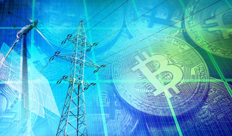 Zusammengesetztes Bild, das einen Strommast, eine Windturbine und digitale Bitcoin-Symbole zeigt, überlagert mit einem blauen Gittermuster, das die Schnittstelle zwischen Energieindustrie und Bitcoin darstellt.
