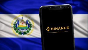 Binance-Logo vor El Salvador Flagge