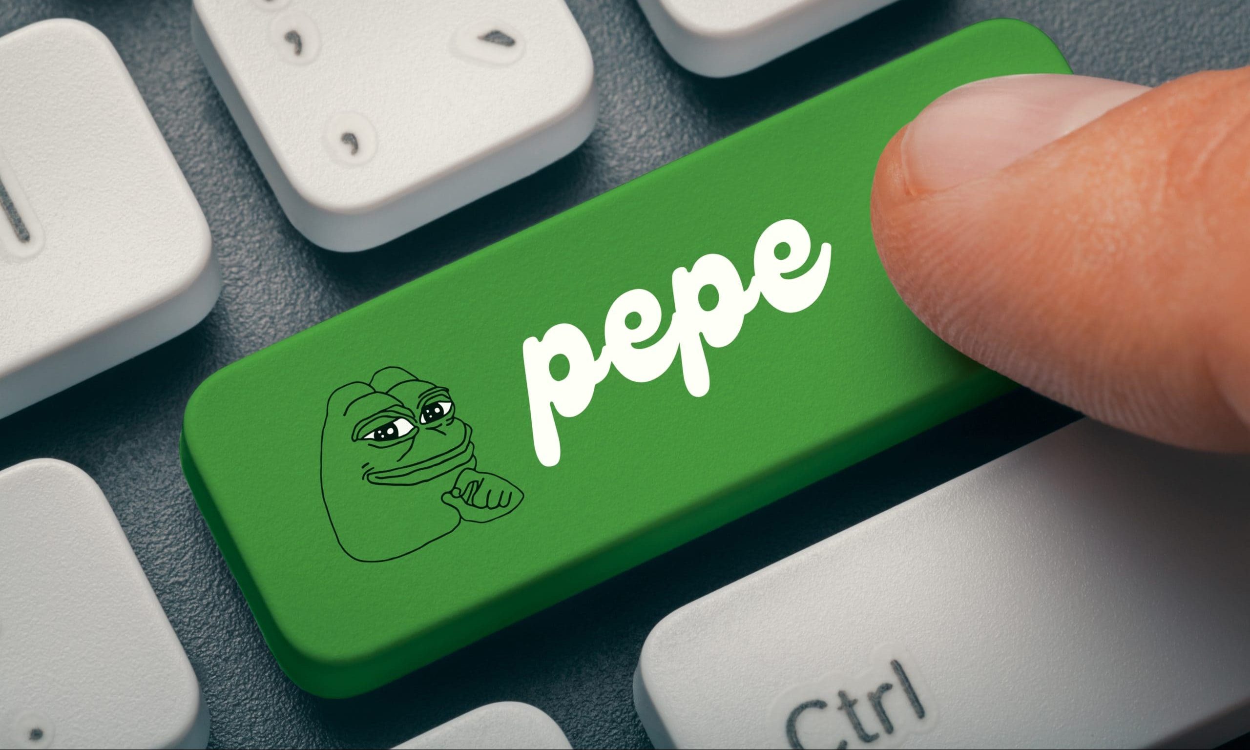 In einer Nahaufnahme der Tastatur fällt eine leuchtend grüne Taste mit der Aufschrift „PEPE“ auf, die das ikonische Frosch-Meme zeigt. Ein Finger schwebt eifrig darüber, bereit zum Drücken und Entfesseln der Meme-Saison.